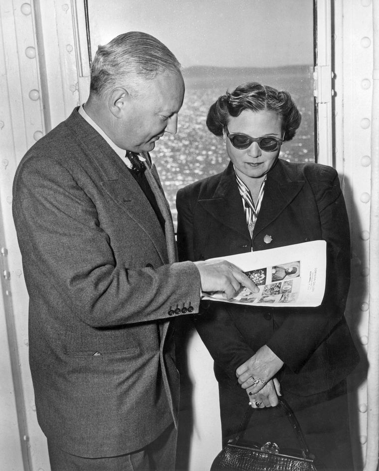 A black and white photograph of Max Stern and his wife, Iris Stern, 1952.